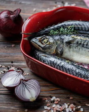 Запеченная скумбрия с красным луком Запеченная скумбрия с красным луком
