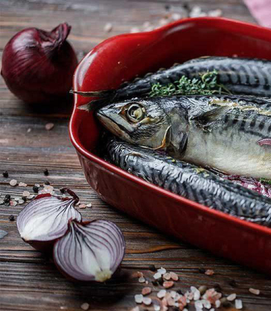Запеченная скумбрия с красным луком